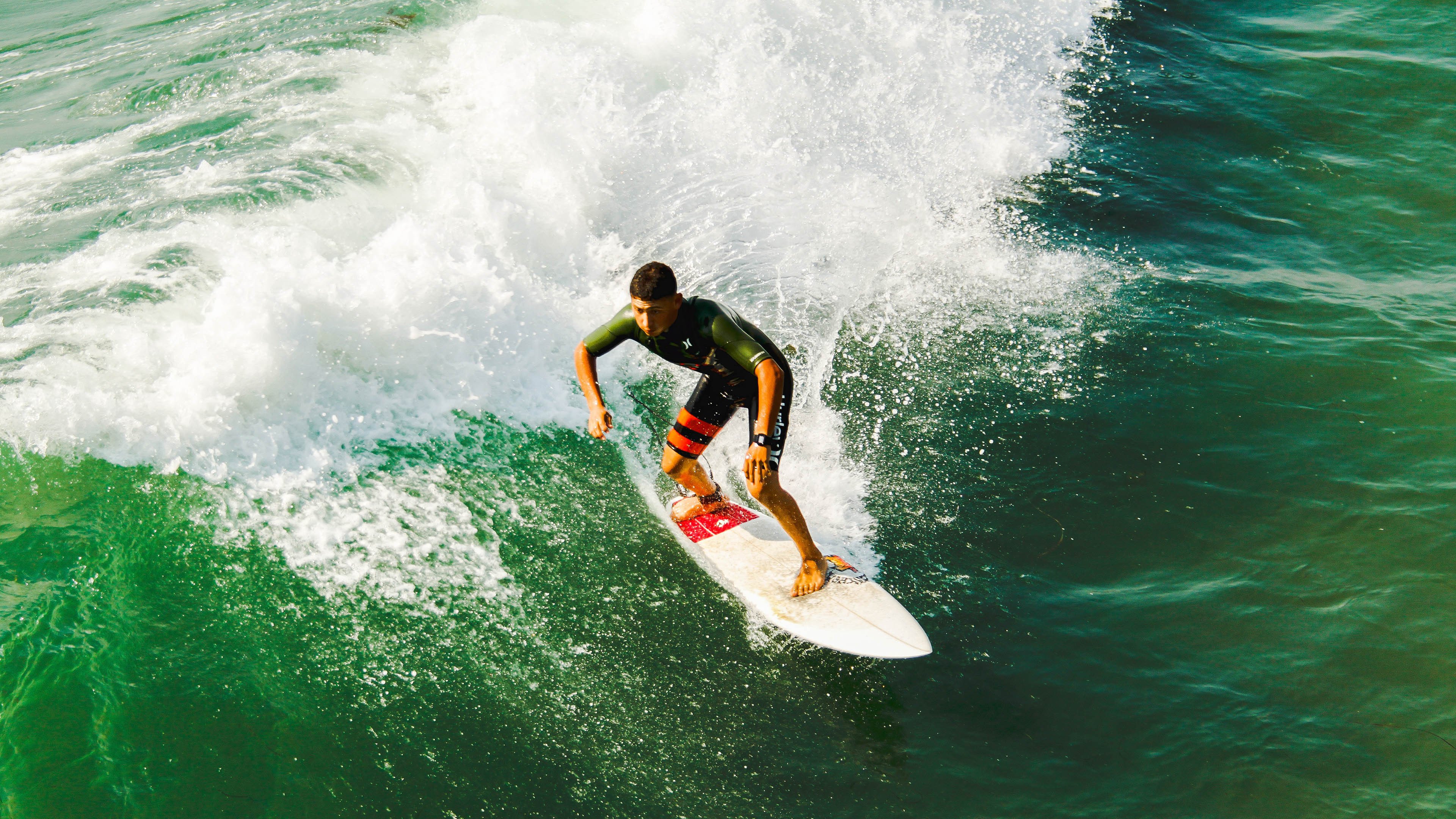 史上第一个在季后赛连续投中超远距离三分球的球员,中场超远三分球